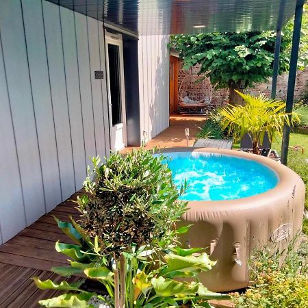 Sejour Au Jardin De Cupidon Avec Jacuzzi Et Sauna Balbigny エクステリア 写真