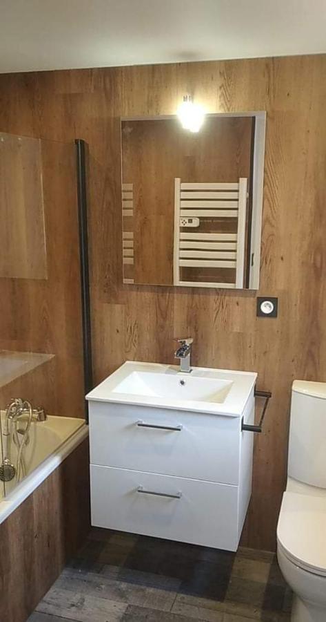 Sejour Au Jardin De Cupidon Avec Jacuzzi Et Sauna Balbigny エクステリア 写真