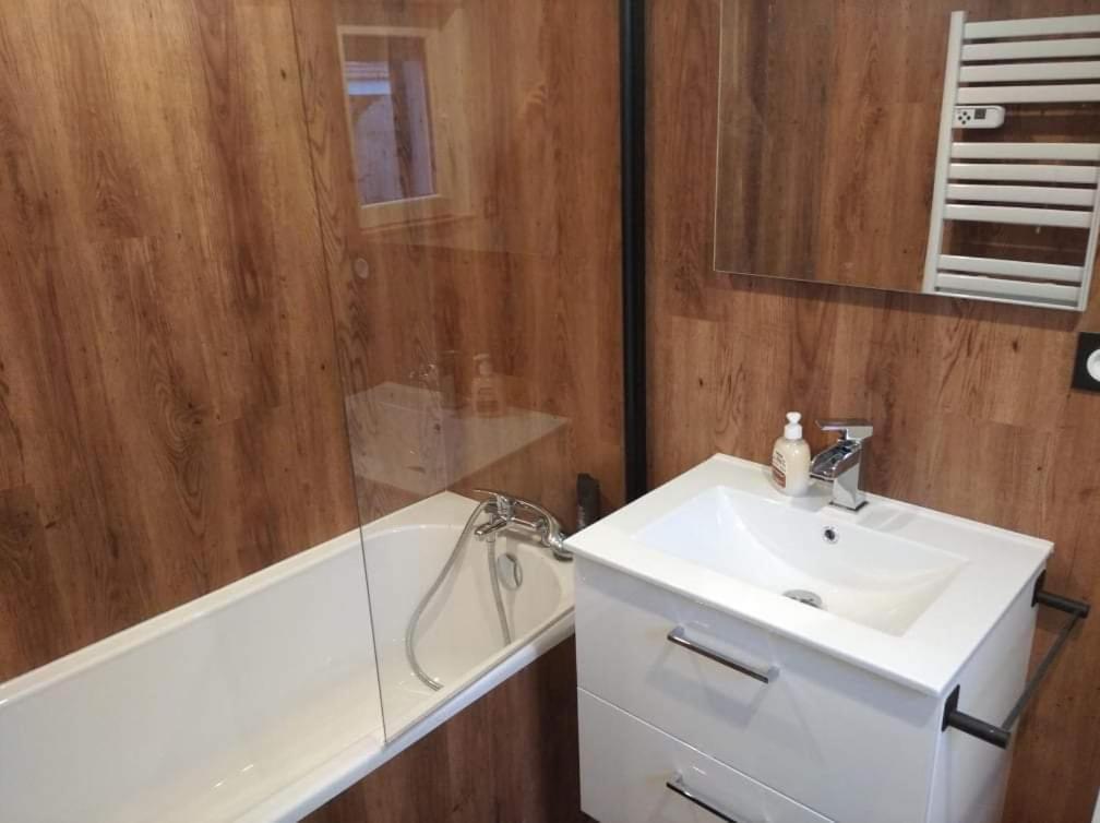Sejour Au Jardin De Cupidon Avec Jacuzzi Et Sauna Balbigny エクステリア 写真
