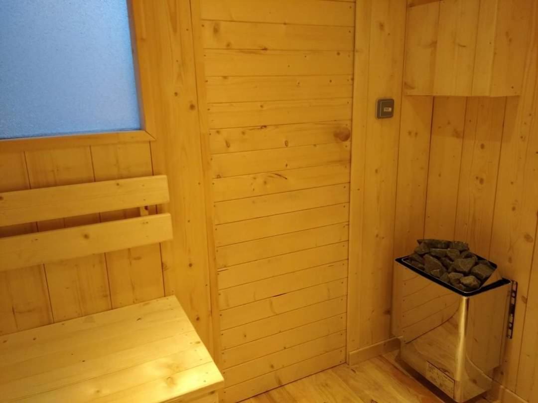 Sejour Au Jardin De Cupidon Avec Jacuzzi Et Sauna Balbigny エクステリア 写真